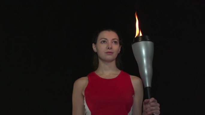 女运动员手持火炬与火焰-超慢动作180度旋转