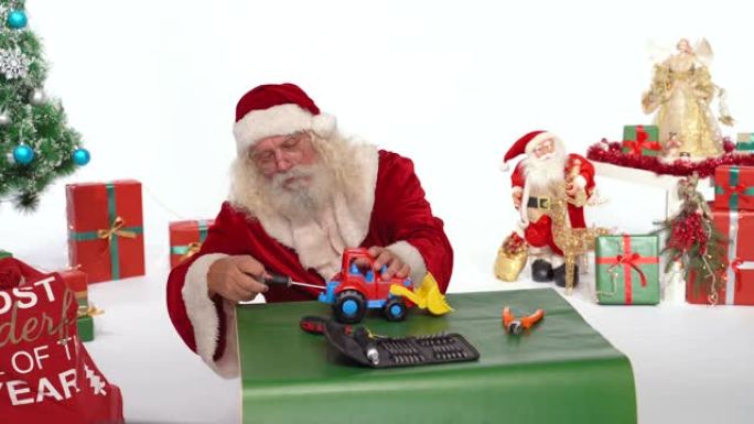 圣诞老人在车间里做玩具