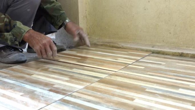建筑工人瓷砖瓷砖地板