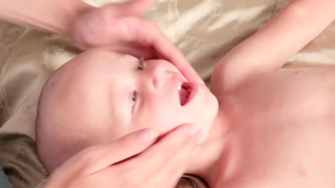 按摩专业治疗师做两岁男婴儿童康复按摩
