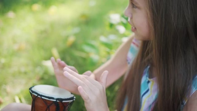 欢快无忧无虑的孩子在夏季公园玩小鼓