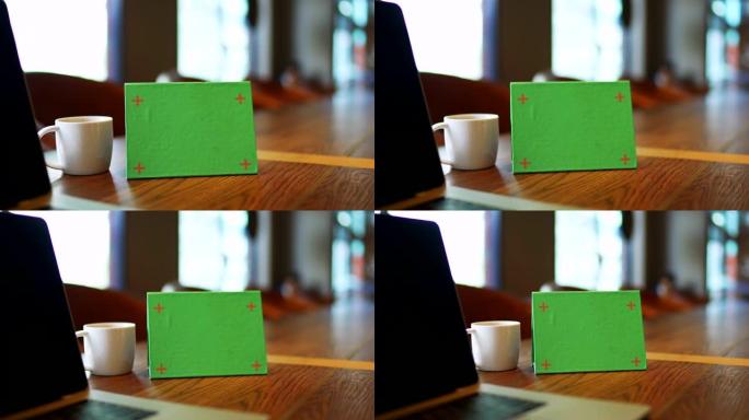 木桌上模拟绿色招牌帐篷卡菜单
