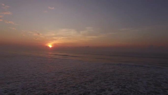 黎明时海滩的天线。印度奥里萨邦。
