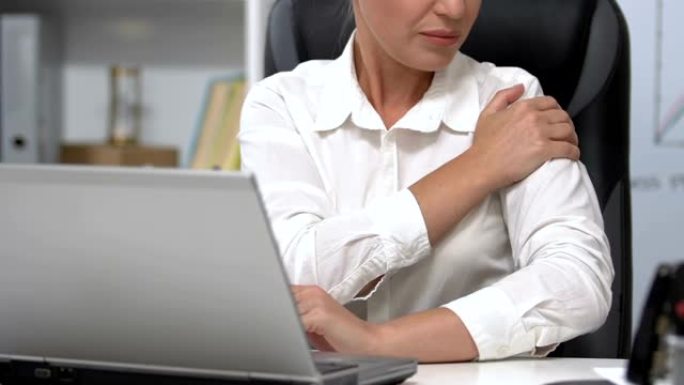 在办公室工作的女人突然感到肩膀强烈疼痛，健康问题