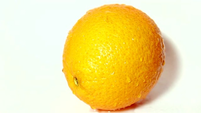 水滴顺着多汁的成熟橘子流下来。