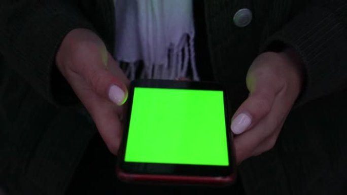 手机在一个女孩的手中特写。