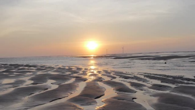 台湾苗栗假日森林海岸海滩上的日落