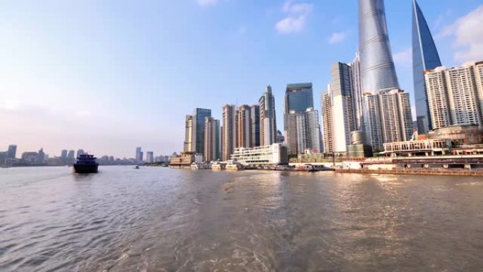 从轮渡船，摩天大楼和具有蓝天背景的地标，在黄浦江上航行的船只，在河上的船只尾流，船后的水泡沫痕迹，4