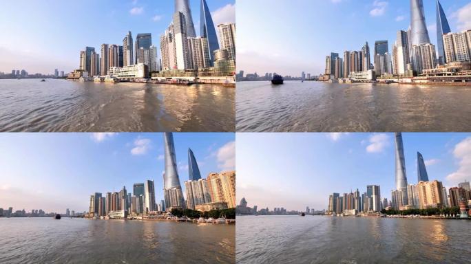 从轮渡船，摩天大楼和具有蓝天背景的地标，在黄浦江上航行的船只，在河上的船只尾流，船后的水泡沫痕迹，4