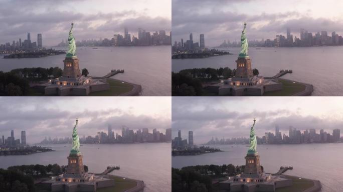 空中: 环绕的自由女神像在清晨的灯光下被照亮，背景为4K，雾蒙蒙的纽约市天际线