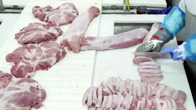 肉品加工厂切肉的屠夫