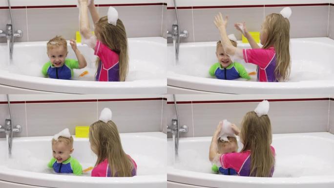 穿着泳衣的孩子在浴室里玩泡沫。