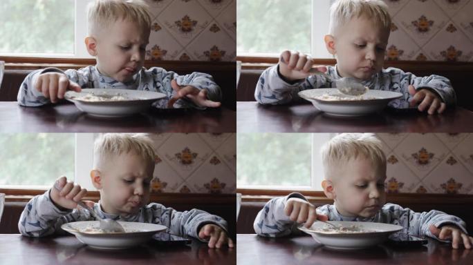 小男孩吃粥的肖像。