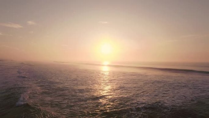 黎明时海滩的天线。印度奥里萨邦。