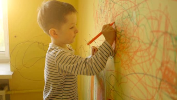 男孩在家里的黄墙上画画