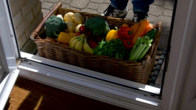 一盒水果和蔬菜正在送到家里。