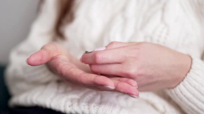顺势疗法药物。女性双手在手掌中打开维生素和益生菌丸，特写。天然无害药物的概念