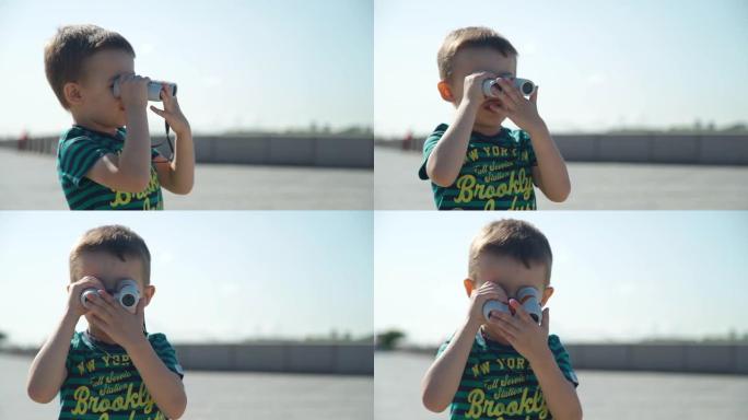 夏天用双筒望远镜的小男孩