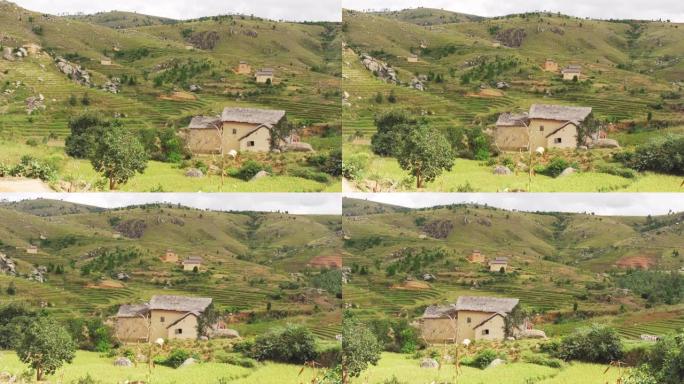 平移拍摄了圣雄达附近地区典型的马达加斯加景观。小山丘上的稻田，房屋由粘土制成。