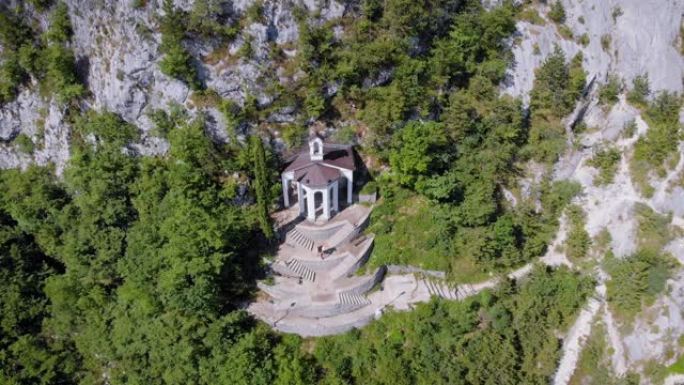阳光明媚的夏日，在意大利山区悬崖上令人惊叹的房子的空中拍摄，鸟瞰