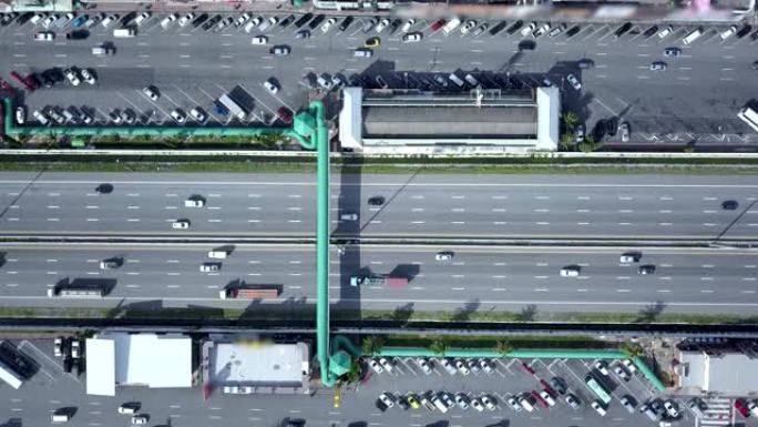 泰国曼谷-芭堤雅高速公路停车场休息区的鸟瞰图。