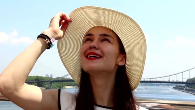 一个戴着白帽子的美丽年轻女孩的特写肖像。戴着白帽子的年轻迷人女孩，将目光投向天空，斜视着太阳。
