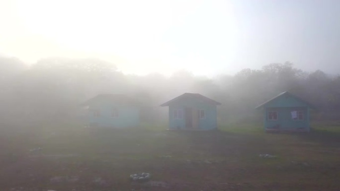 雾中的夏季家庭度假的木屋