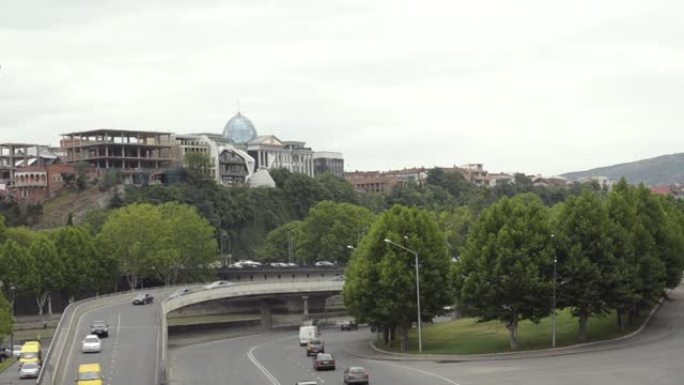 佐治亚州第比利斯的Avlabari总统府和高速公路的景色。阴天