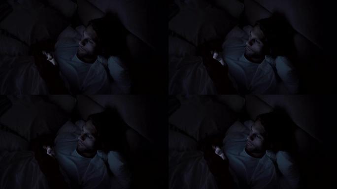 男子躺在床上，晚上通过电话发短信