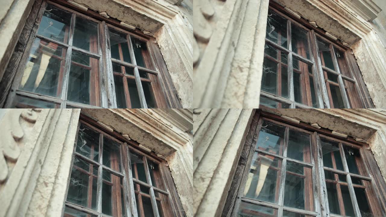 古董木窗，在灰色破旧的建筑物上，围绕蜘蛛网和泥土