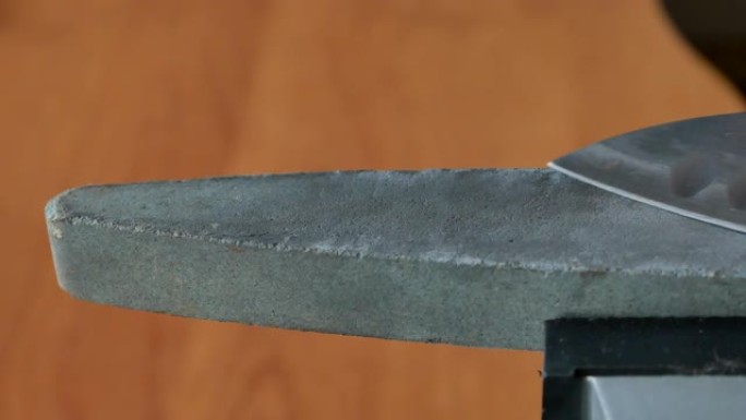 磨碎石头上的寿司主厨刀