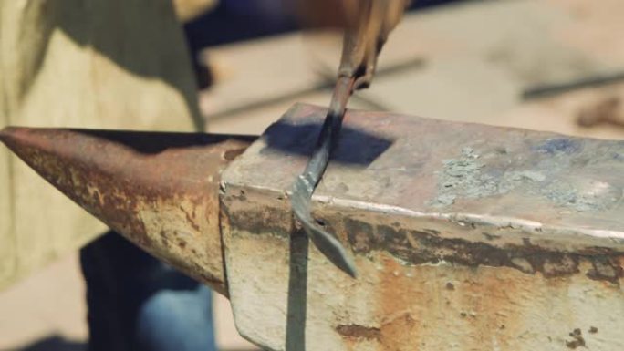 铁匠制造钣金厂。锤子。锻造。特写。铁水。铁。