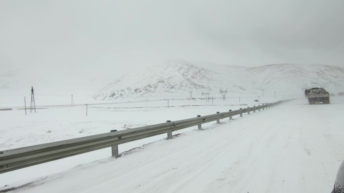 西藏旅游317国道车窗外冰雪路面暴风雪