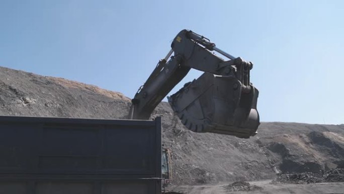 挖掘机铲斗挖煤