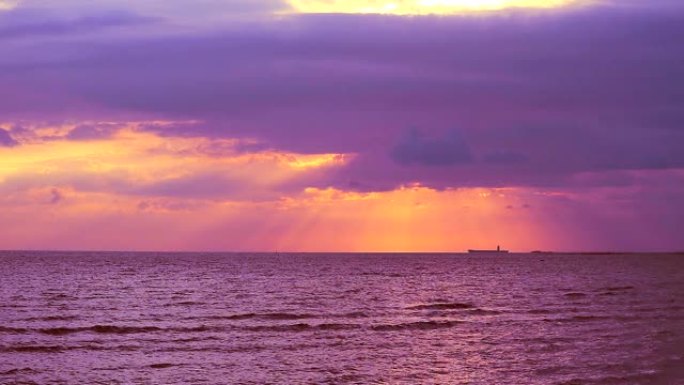 上帝保佑天堂阳光夕阳回到海上的橙色云上
