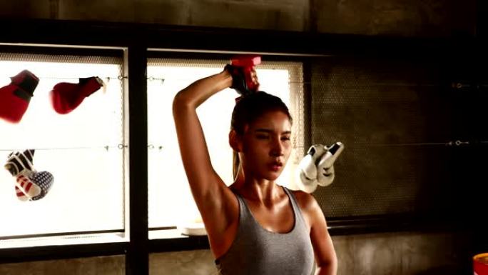 运动的女人在健身房锻炼肌肉