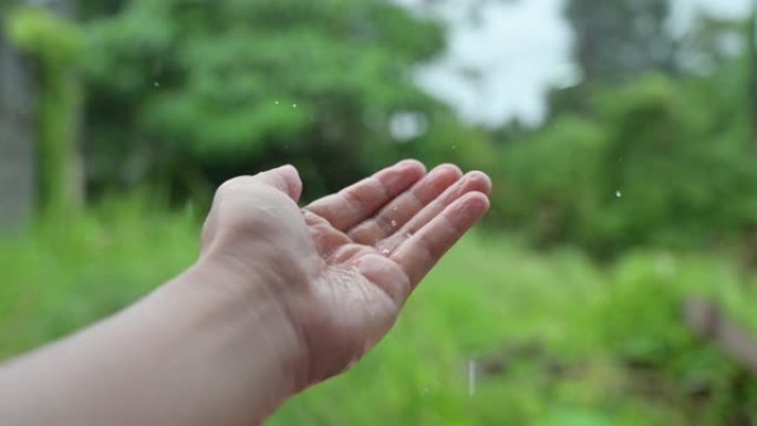 雨滴水滴流入手中