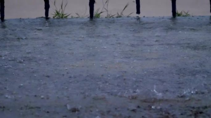 冰雹，冰雹在雷电暴雨期间落在室外的混凝土地板上