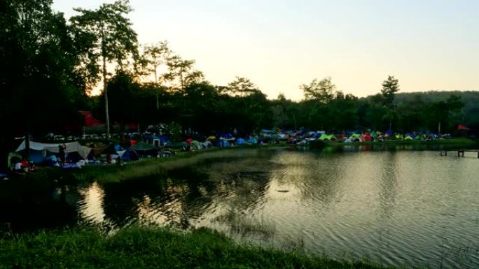 4k延时，周末假期，人们在湖边的国家公园露营做饭和睡觉，阳光耀斑。