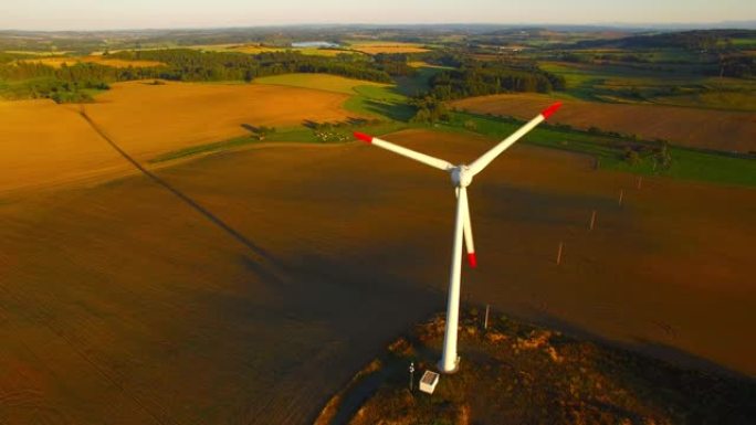 波西米亚西部风车周围的摄像机飞行。0,8 MW输出的风力涡轮机。风电主题。