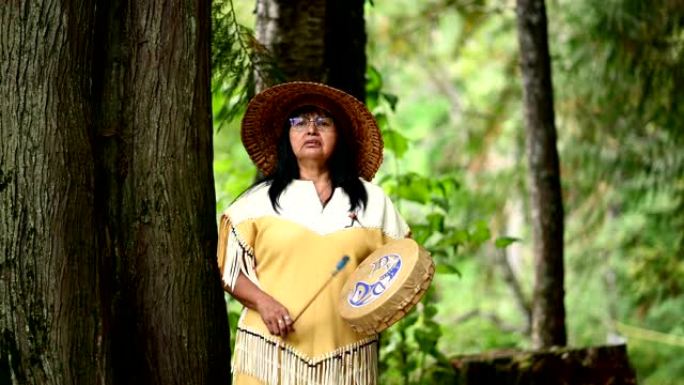 原住民妇女表演欢迎歌曲