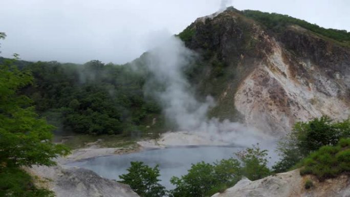 日本北海道登别的地狱谷或地狱谷附近的湖