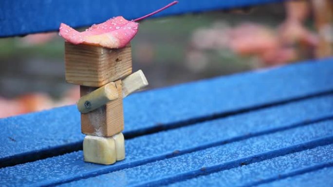 手工木制人物秋叶长凳雨高清素材