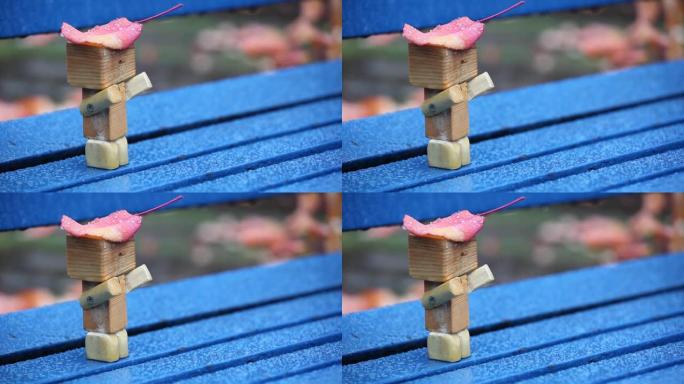 手工木制人物秋叶长凳雨高清素材