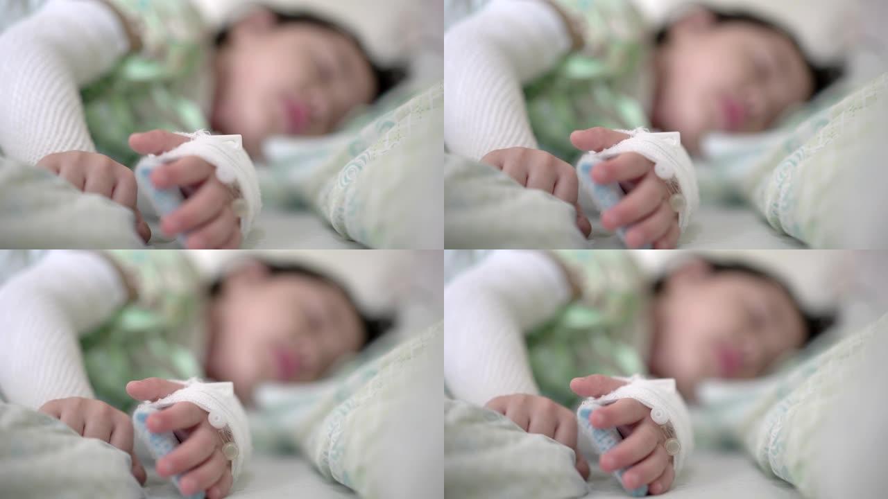 亚洲小女孩躺在医院的床上，小女孩因皮肤过敏而生病，她被绷带包扎在脖子和双臂上，特应性皮炎 (AD)，