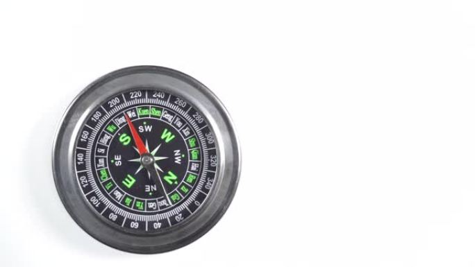 指南针在白色上旋转。顶视图