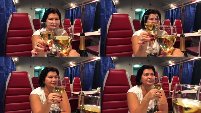 两名妇女坐在火车餐厅的汽车上喝香槟