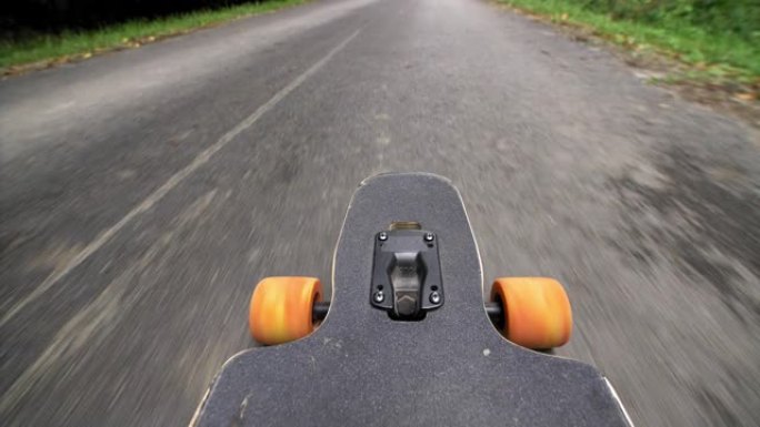 橙色车轮长板滑板骑行下坡沥青路视点