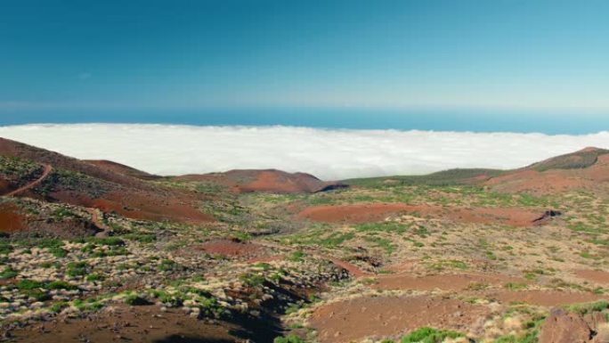美丽的风景秀丽的加那利群岛泰德火山山景观，山脉升起在厚重的低散云笼罩之上。广角全景