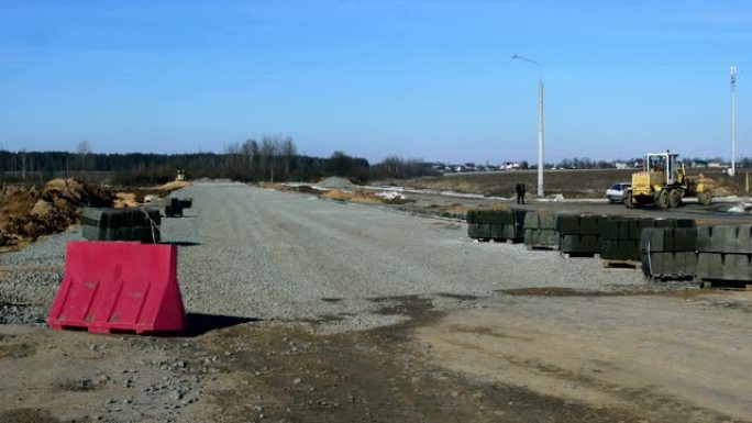 为道路建设做好准备的地方，路边有路缘石